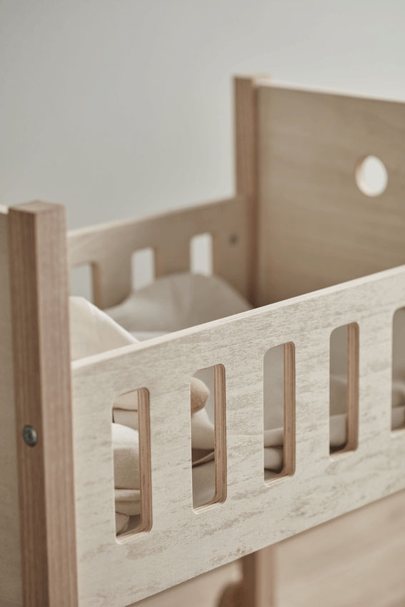 Kids Concept Puppenbett aus Holz Nahaufnahme