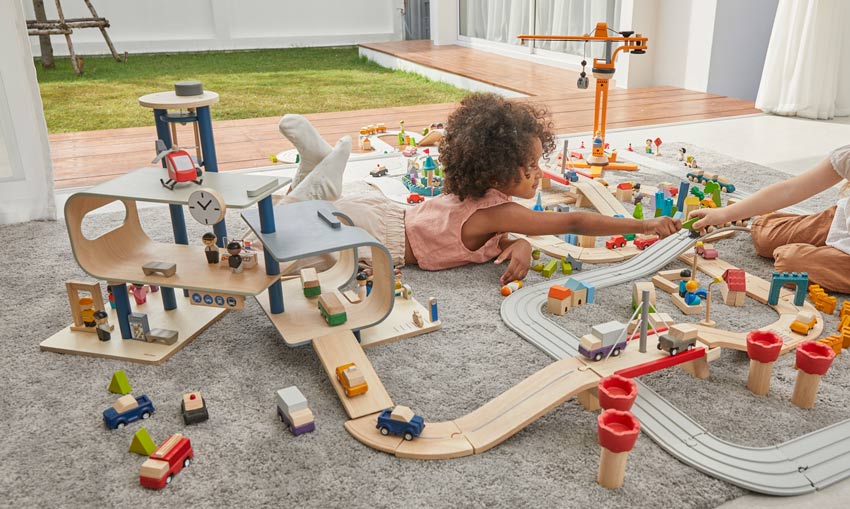 PlanToys Haupbahnhof mit PlanToys-Transportsystem