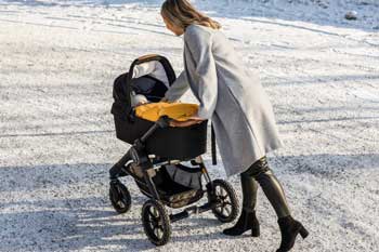 Mit dem Kinderwagen durch den Schnee - praktische Winteraccessoires und Tipps für die winterliche Kinderwagentour